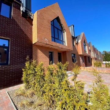 Таунхаус 125 м² з ділянкою 2.2 сотки біля лісу та озера