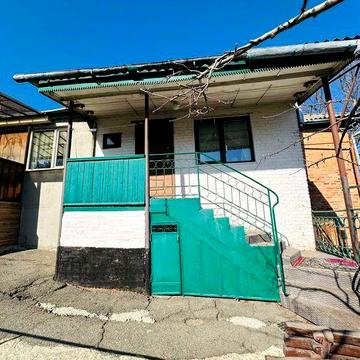 Продам частину будинку в районі Центру.