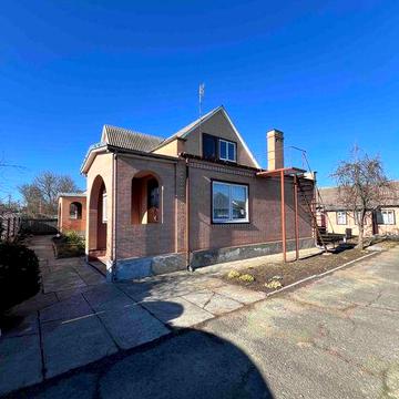 Продаж просторого будинку на 2 родини в центрі с. Білозір’я.