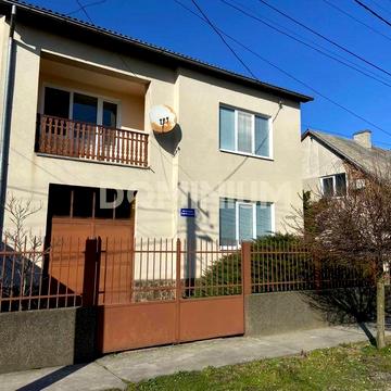 Просторий цегляний будинок із гаражем у Виноградові