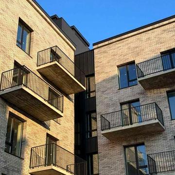 Світла трикімнатна квартира поруч з парком та озером