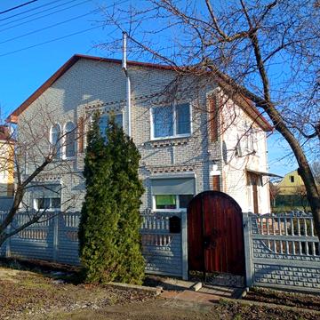 Продається двоповерховий будинок  у м.Фастів.