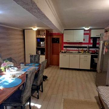 Здам в оренду 4 кімнатний півособняк в центрі.