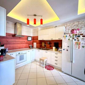 Продаж великої трикімнатної квартири на Лобановського, Програми - Так