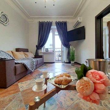 Оренда 3-кімнатної квартири з видом на Майдан, вул. Софіївська, 1