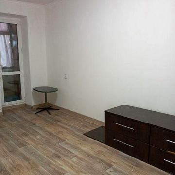 Здаю квартиру меблi тiльки на кухнi з технiкою