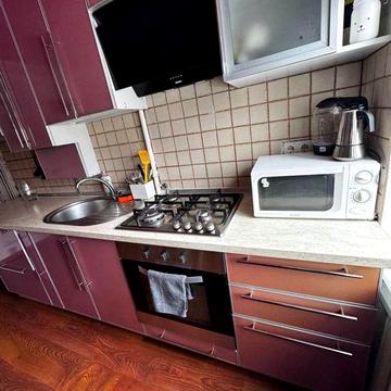 Театр Гоголя поруч з тд Цум вільна парковка у дворі