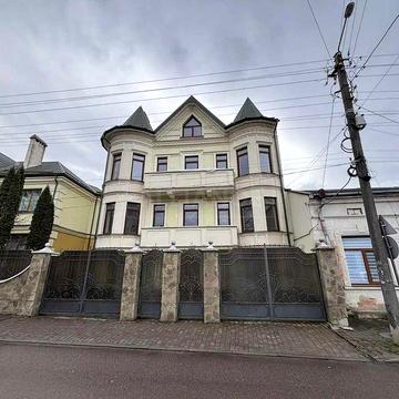 Дворівнева квартира поруч з Парком Т.Г. Шевченка