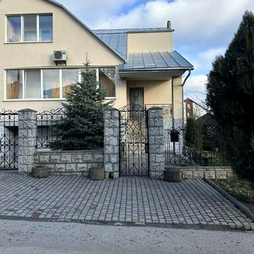 Затишний, якісно збудований будинок. Доглянута територія 34435