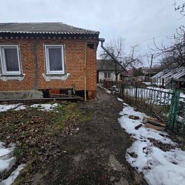 частина будинку з приватизованою ділянкою 7 соток. Роганський житловий