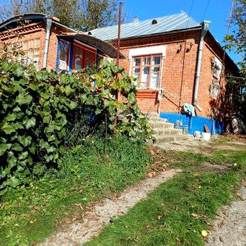 Продається цегляний будинок з ділянкою 25 соток у с. Будеї