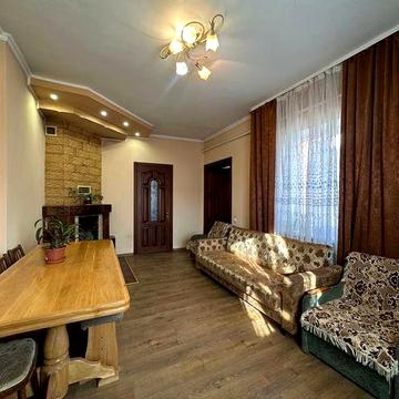 Два будинки у м. Луцьк на ділянці 16 соток