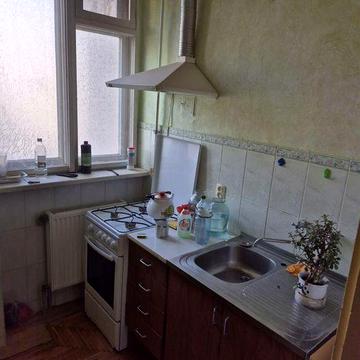 Продаж 2 кімнатной в центрі з гаражем.