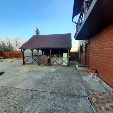 Будинок з великою територією басейном альтанкою