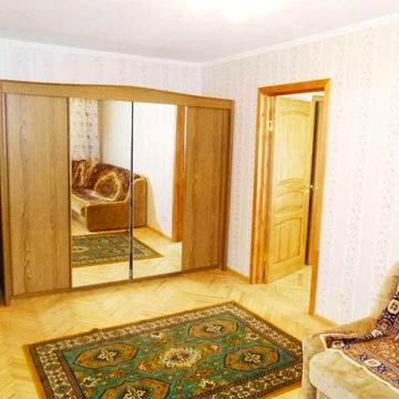 2-х кімнатна в хорошому стані 10 хв. від метро Дружби Народів.