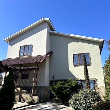 Продаж розкішного сучасного будинку в класичному стилі