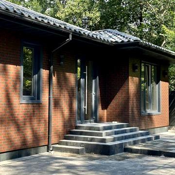 Будинок у лісовій Бучі, поряд з центром міста. Дуби та сосни навколо!