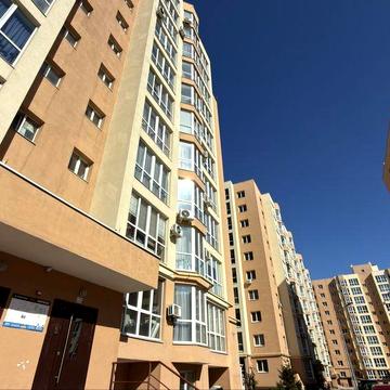 БЕЗ КОМІСІЇ! Простора квартира в Заселеному будинку!