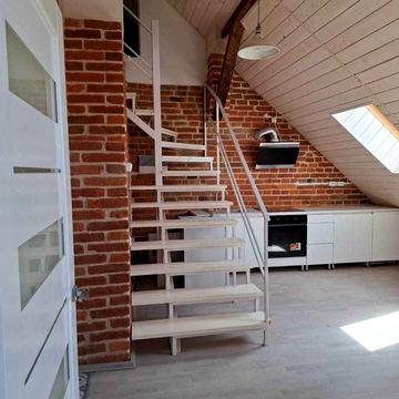 Двоповерхова нова квартира у відреставрованому австрійському будинку