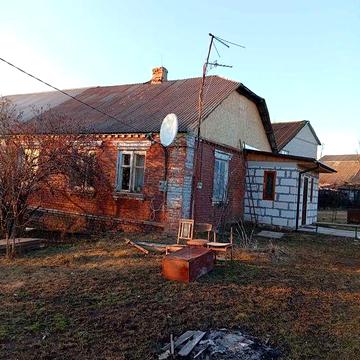 Продам пол дома с удобствами