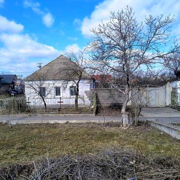 Земельна ділянка з будинком, літня кухня та госпспоруди .