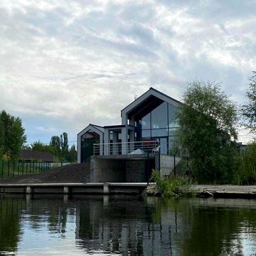 Продаж нового приватного будинку на воді від власника