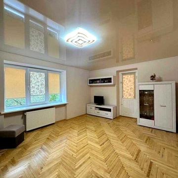 Продається трикімнатна квартира В БОНУС клаптик землі біля будинку