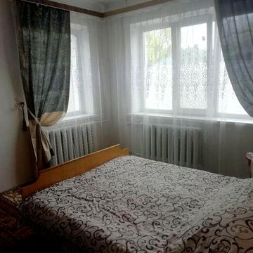 Здається 2-х кімната, можна на короткий термін.5 спальних місць.