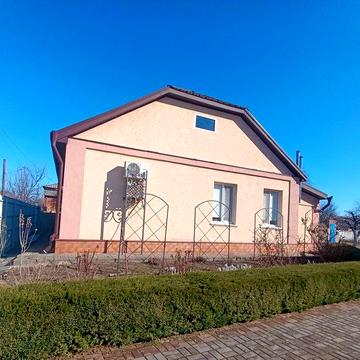 Сучасний будинок у центрі Лубен (вул. Рєпіна)