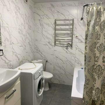 Балківська. Продам 2 - кімнатну квартиру з ремонтом і кухнею-студією