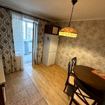 Довгострокова оренда квартири з видом на озеро Чеха.