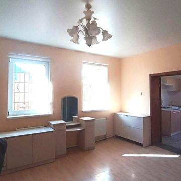 Здам 1-к кв в приватному будинку в центрі Вишневого. Місце для машини.