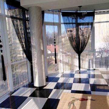 Велика квартира з тьома спальнями і терасою, ліфт.