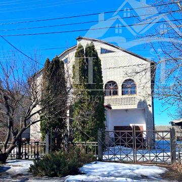 Просторий будинок для великої родини