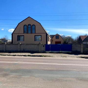 Будинок ,криниця,гараж,літня кухня з пічю,хлів,дровітник,город,септик.