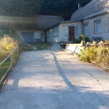 Продам будинок з присадибною ділянкою.