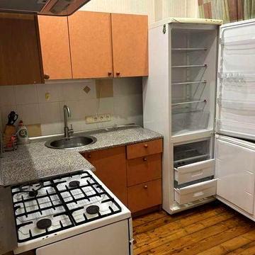 +Продам 2 кім.полн. квартиру 2 поверх. пр.Металургів 22000 дол.