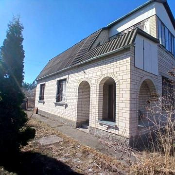 Дача біля озера та лісу