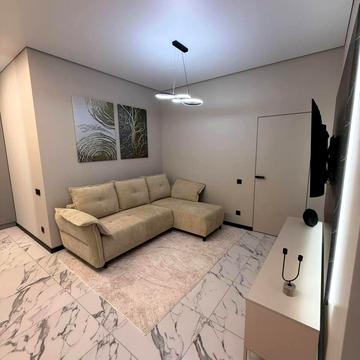 Двокімнатна квартира з ремонтом та видом на іподром