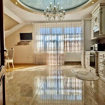 Оренда розкішного двохповерхового будинку з дизайнерським ремонтом