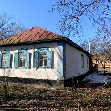 Будинок у м. Радомишль біля лікарні – 11 соток землі, гарна локація!