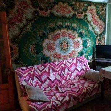 продаються окремо чи разом квартира, гараж на два авто біля будинку