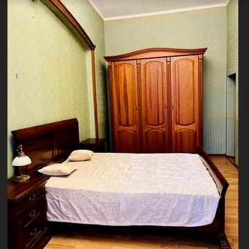 Метро Університет, двушка в царському будинку