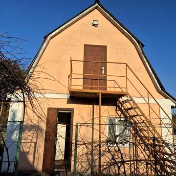 Дача з сауною і альтанкою увитою виноградом.