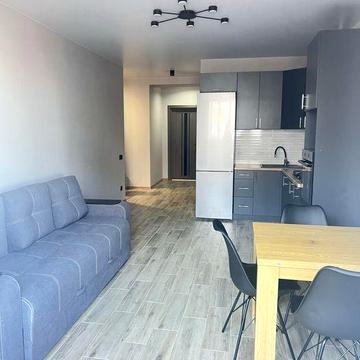 Стильна та простора 1-кімнатна квартира в центрі міста (новобудова).