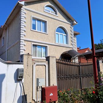 Молодіжна вул., 11