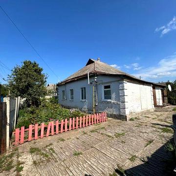 продам будинок х ділянкою землі