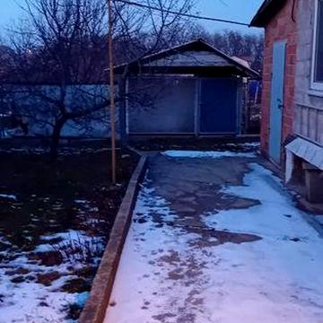 Продам будинок  в Дніпрі жилий. Всі коммунікації є. 100м. Кв.