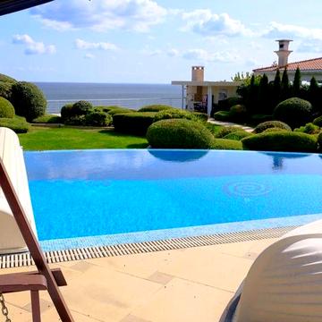 Вип вілла з розкішною територією, басейном та прямим видом на море