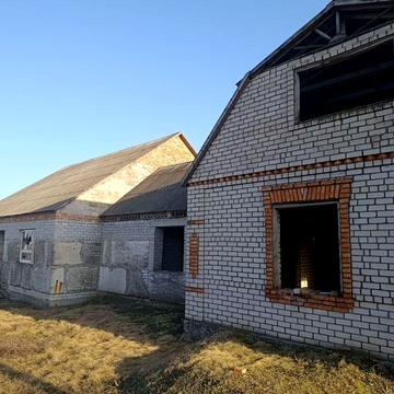 У селі Лозуватка, продається ділянка 24 сот. землі  з недоб. будинком